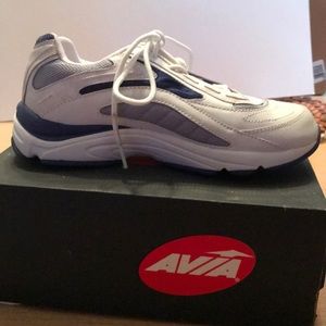 NWT women’s Avia walking shoes - size 7